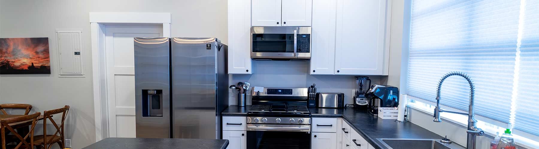 old-deshler-library-vacation-home-rental-nebraska-kitchen